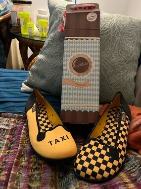 Hot Chocolate Design Chocolaticas Women's Slip-On Taxi Flats